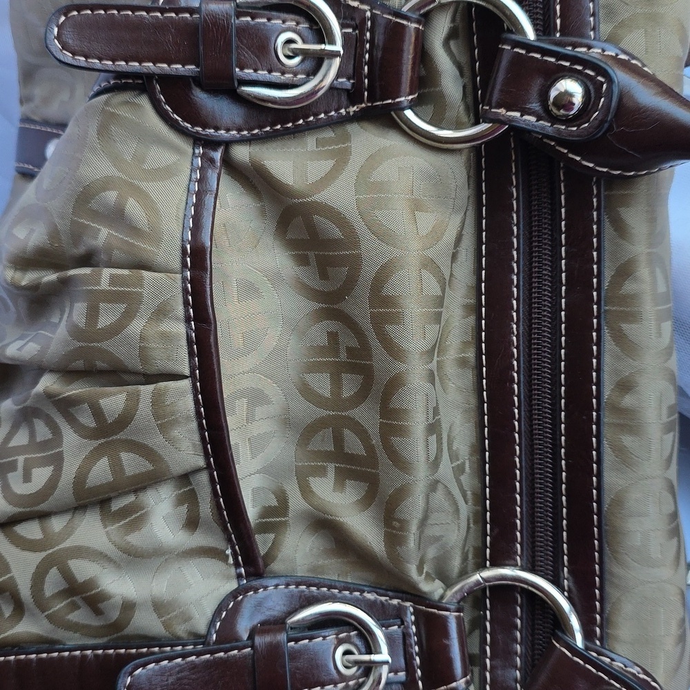 Giani Bernini Elegant Tan Shoulder Bag with Dark Brown Accents - Picture 8 of 12